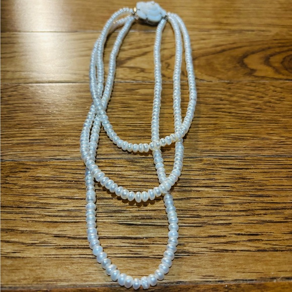 Elegant White Pearl Necklace with Floral Accent - Picture 5 of 5